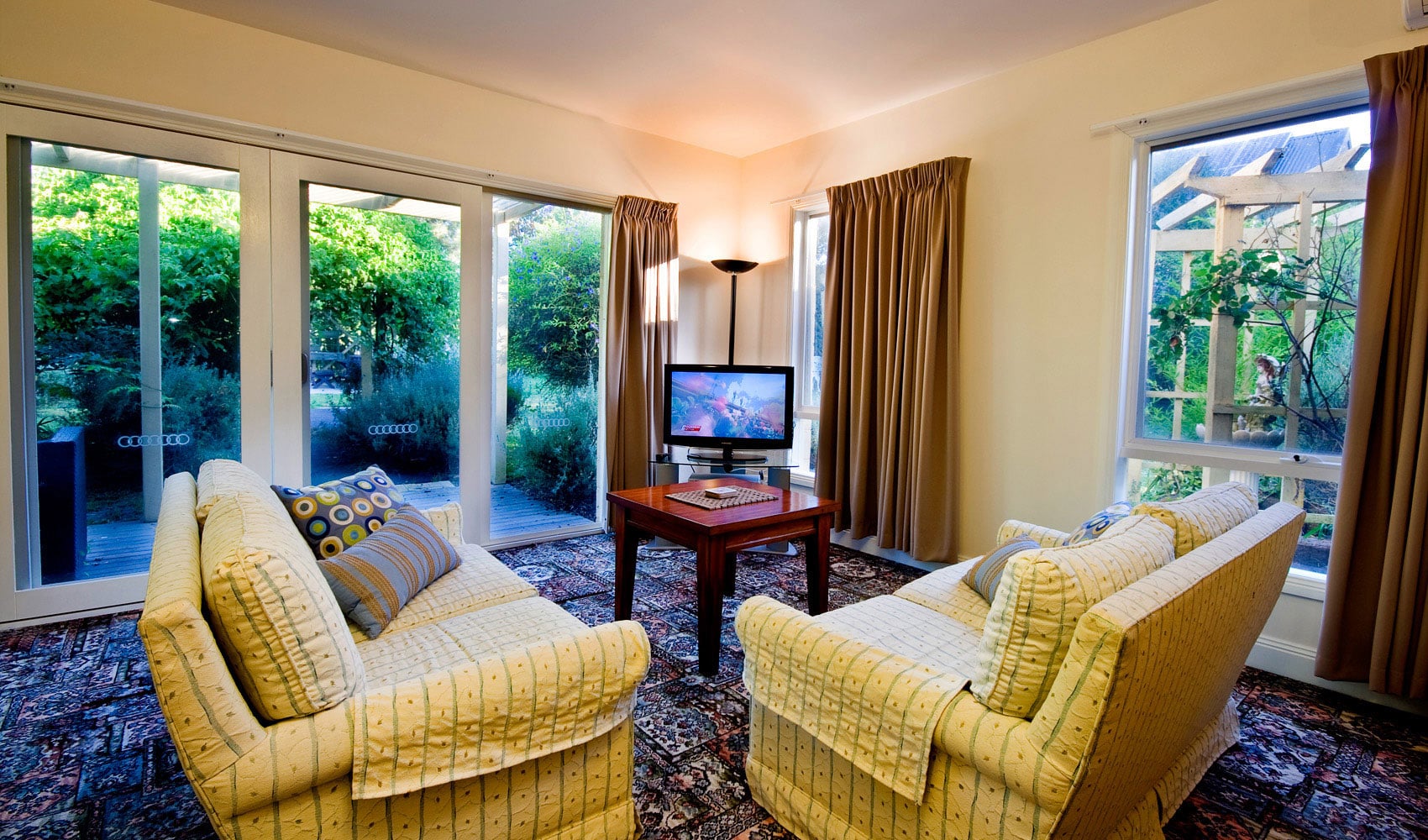 ocean-view-suite-3-lounge-area ocean-view-suite-3-lounge-area